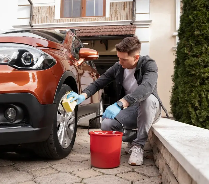 Lavage auto à domicile Sauvagnas : professionnel intervenant sur un véhicule